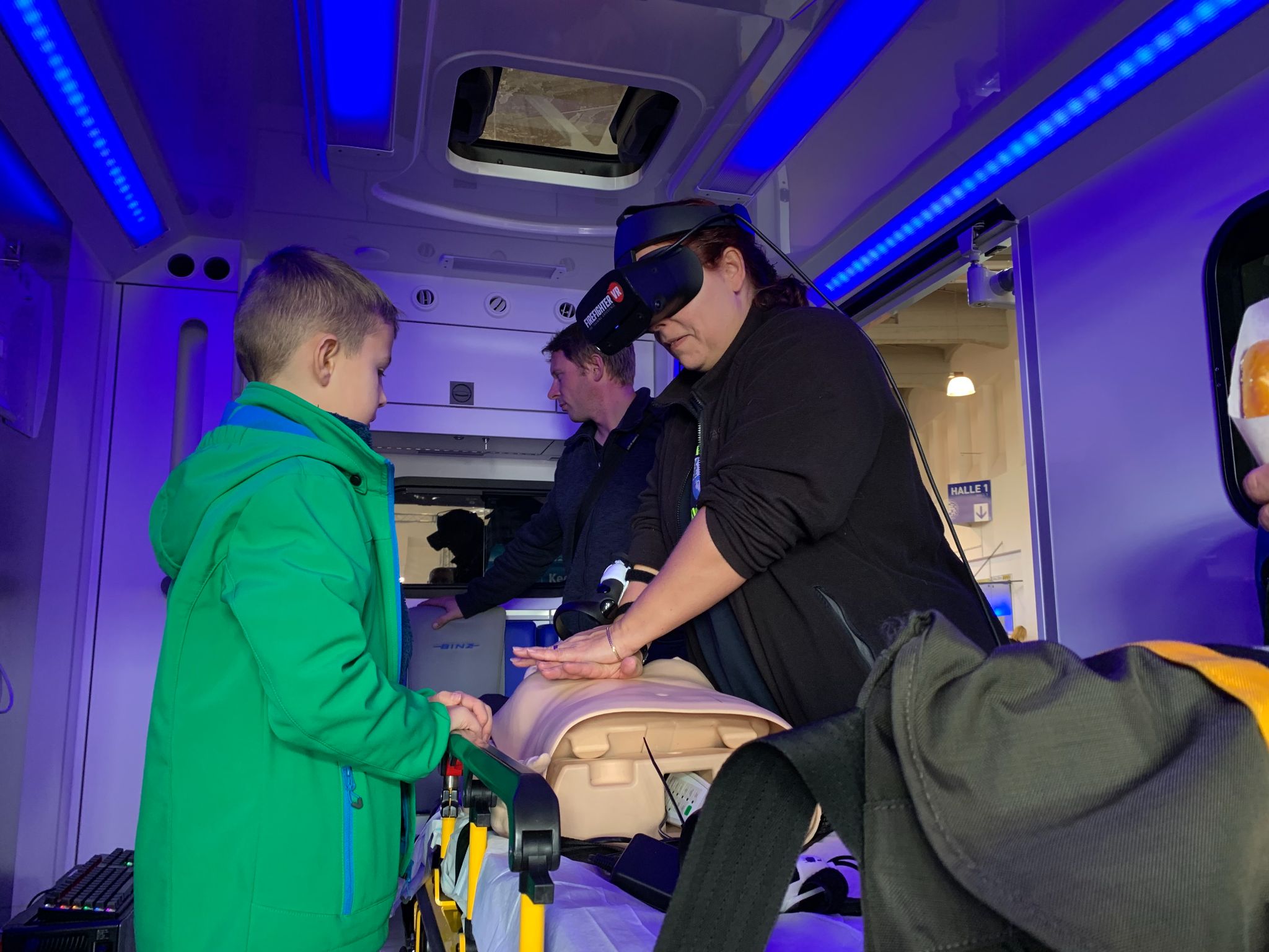 Schülerin mit VR-Headset bei der Wiederbelebungsübung